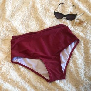 The ultimate flattering high waisted bottoms in deep red ♥️